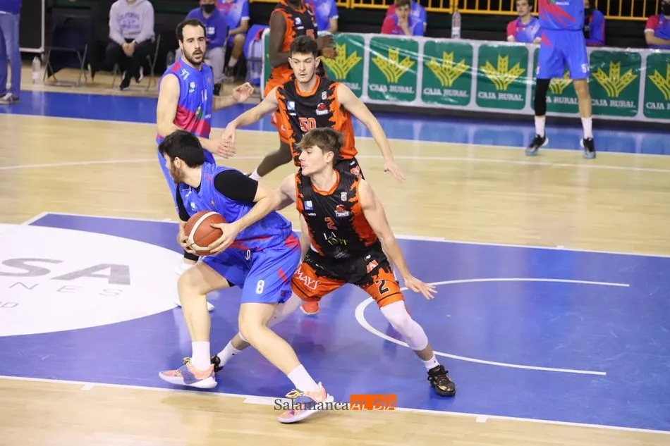 Sólida defensa del CB Tormes durante el choque / Lydia González