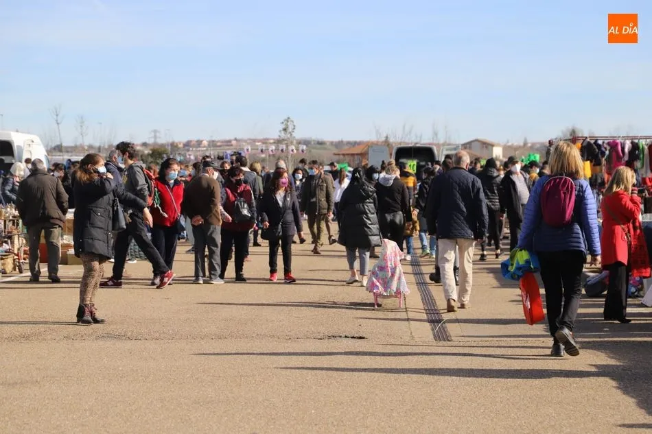 Público en el rastro de Salamanca - Lydia González