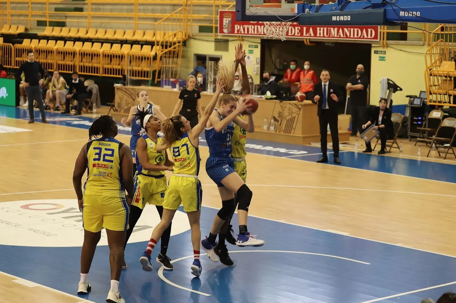 La debutante Bella Alarie realiza un tiro / Lydia González