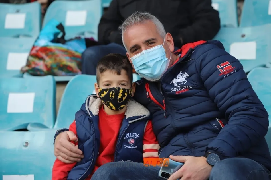 Dos hinchas del Salamanca, ante del inicio del partido / Lydia González