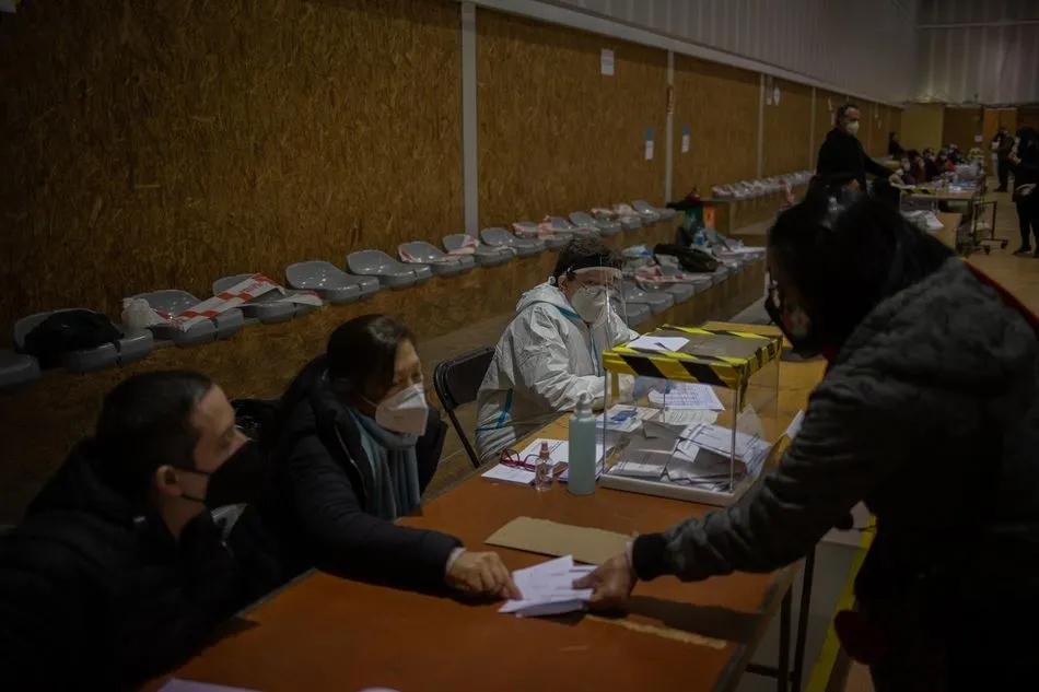 Una mujer vota en una mesa electoral del Polideportivo Tres Xemeneies, en Barcelona - David Zorrakino - Europa Press