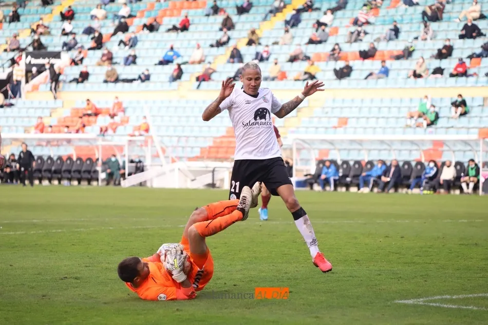 Puma Chávez pelea con Mario por un balón