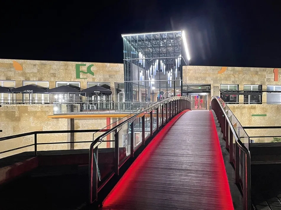 Desde la noche del pasado sábado y durante toda esta semana, el Centro Comercial El Tormes luce de rojo