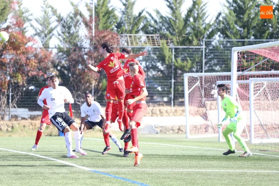 La defensa del Santa Marta despeja un balón