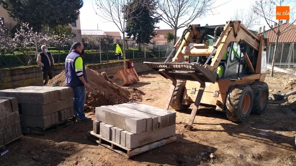 La obra se está ejecutando por los obreros del Ayuntamiento bajo la supervisión del concejal de urbanismo / E. Corredera