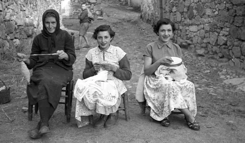 La solana. Foto del Archivo Muñoz que forma parte de la exposición La mujer en el medio rural