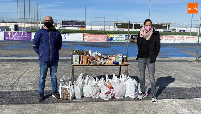 Carlos Leonardo, presidente del CD Peñaranda, y Pilar García, concejal de Bienestar Social, presentaban los datos de la campaña