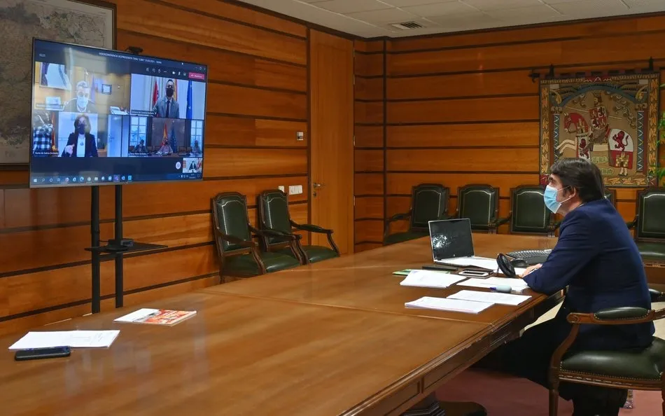 El consejero de Fomento y Medio Ambiente de Castilla y León, Suárez-Quiñones, en la reunión telemática con la ministra