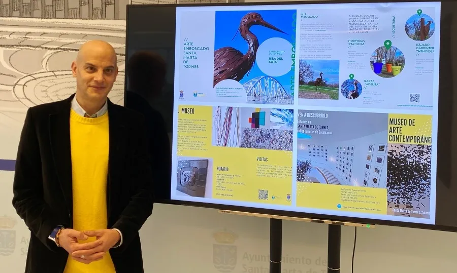 El concejal de Turismo de Santa Marta, Juan Carlos Bueno, mostrando parte de este material promocional