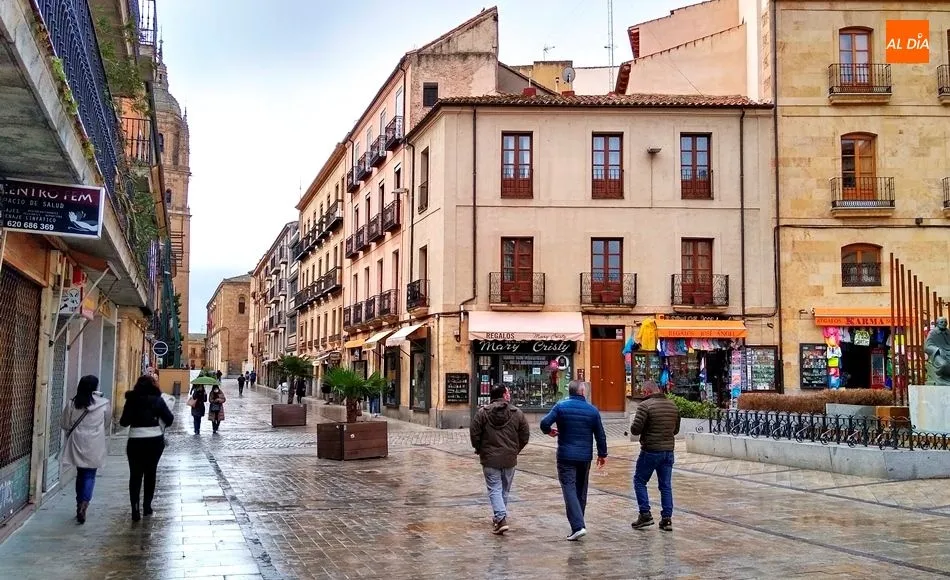 Viandantes en la Rúa Mayor. Foto de archivo
