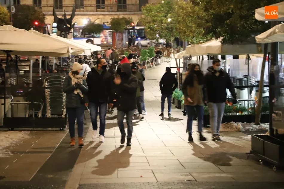 Ambiente nocturno en la plaza de San Julián. Foto de archivo