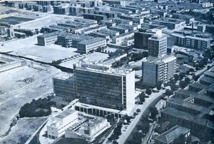 El paseo de San Vicente, una pequeña carretera arbolada en los años 60