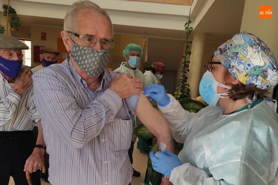 Vacunación en la residencia municipal de Vitigudino