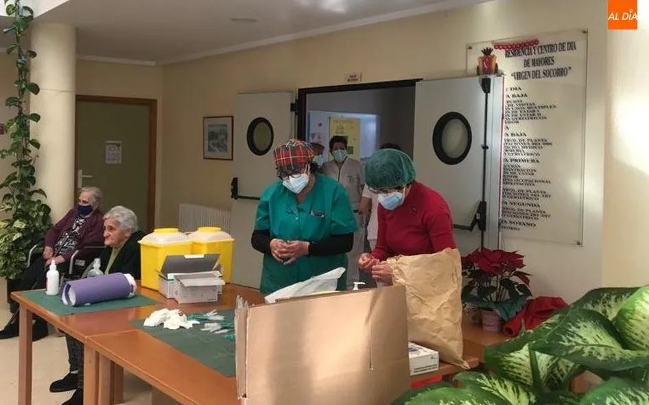 La intención del Sacyl no es vacunar en los centros de csada zona básica de salud, sino concentrar en los centros de la cabecera de comarca a toda la población dependiente y mayores de 80 años de la zona