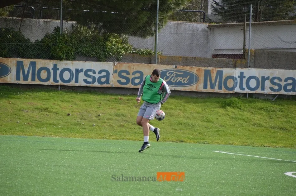 Uxío realiza un control acrobático / Carlos Cuervo
