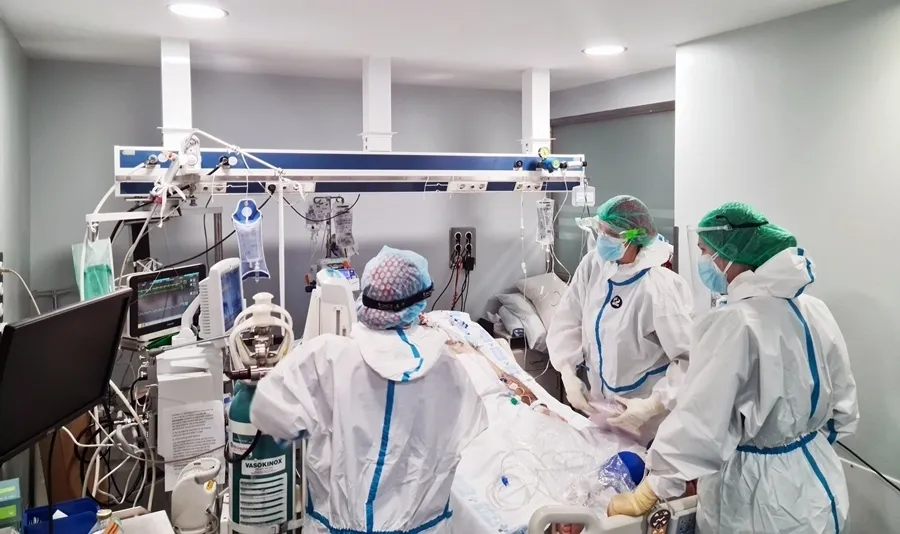 Sanitarios en una de las UCI del Clínico ocupada por pacientes con coronavirus