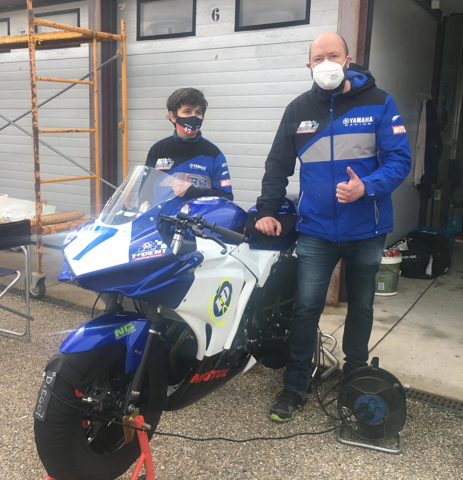 Verdugo, junto a una moto que no es con la que competirá