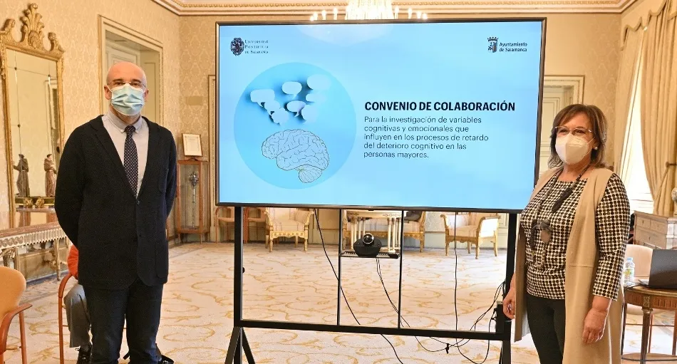 La concejala de Mayores, Isabel Macías, y el decano de la facultad de Psicología de la Universidad Pontificia de Salamanca, Alfonso Salgado