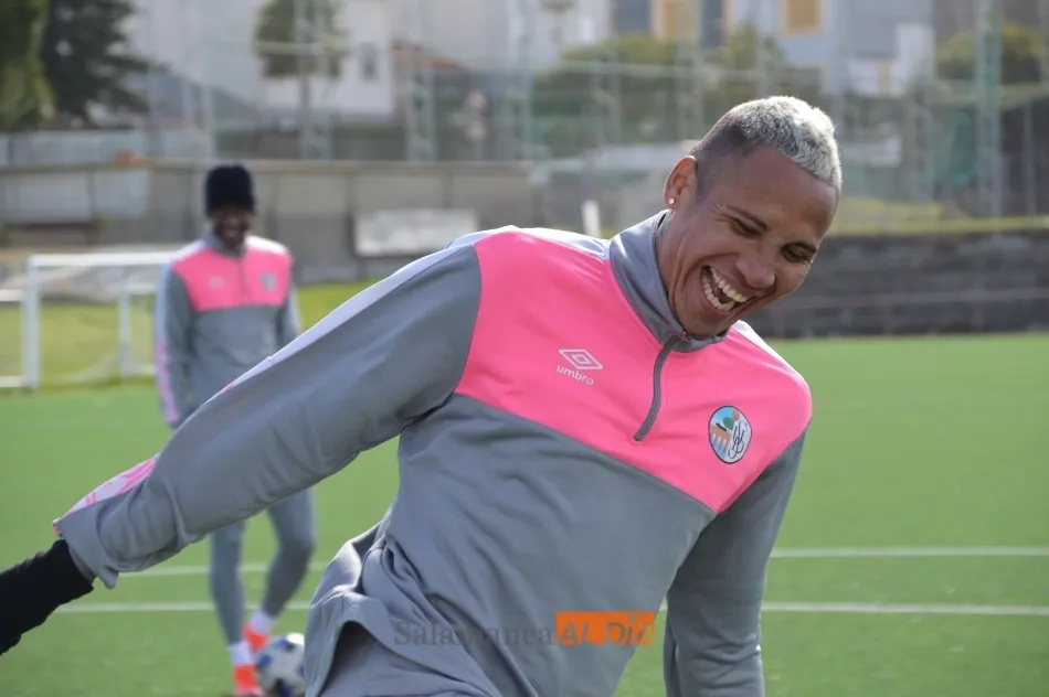 El Puma Chávez sonríe tras marcarle un penalti a Mike / Carlos Cuervo