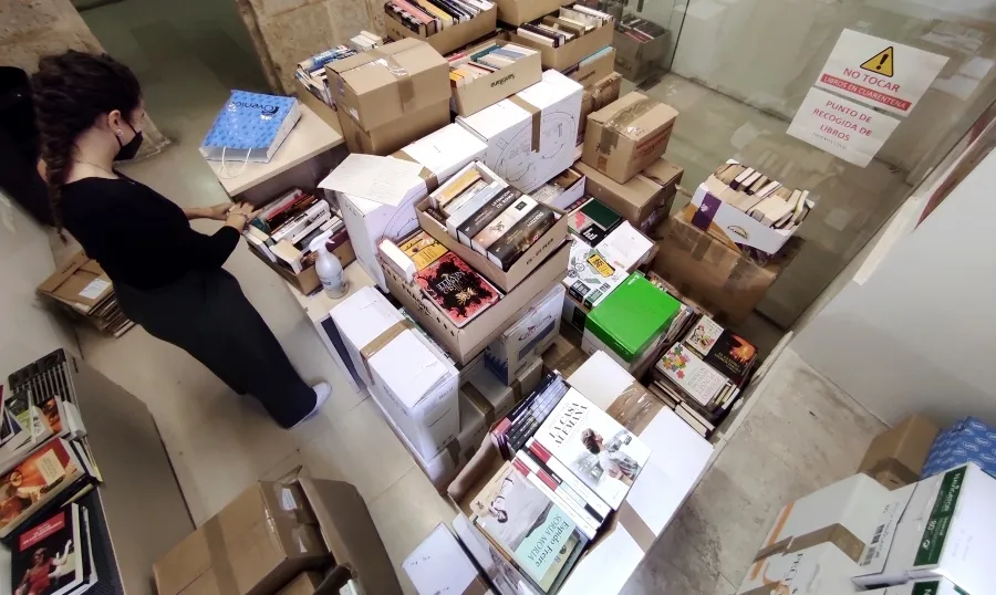 superando ampliamente las expectativas iniciales, que calculaban reunir libros para las casi 300 personas que cuando comenzó la campaña estaban ingresadas