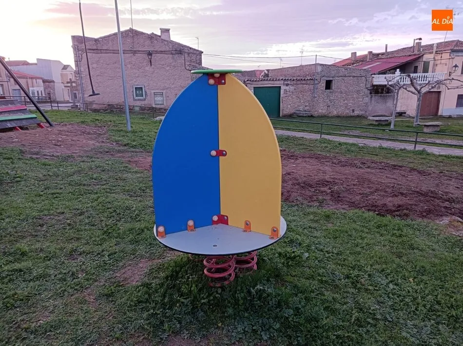 El Ayuntamiento de Sobradillo incorpora al parque infantil una tirolina y un tobogán