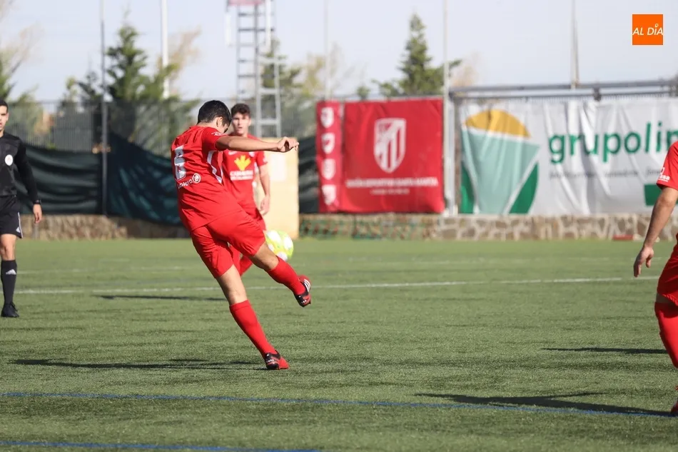 Un jugador tormesino despeja un balón