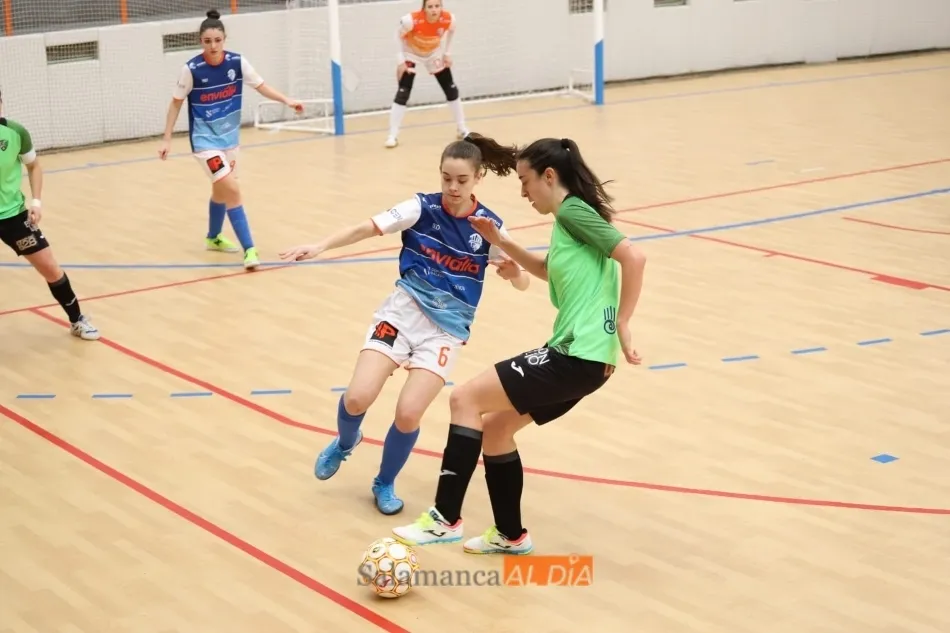 Una pelea por el balón / Lydia González