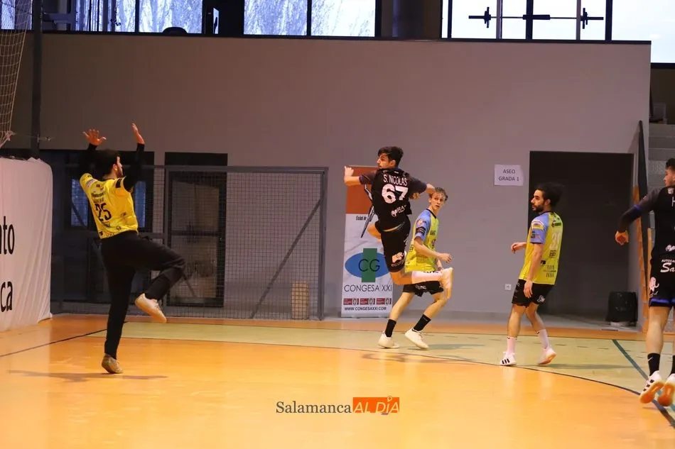 S. Nicolás realiza un duro disparo sobre el portero rival / Lydia González