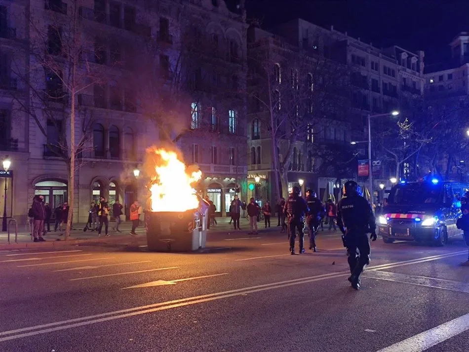 Queman un contenedor en el paseo de Gràcia de Barcelona durante la manifestación en apoyo a Pablo Hasel - EUROPA PRESS