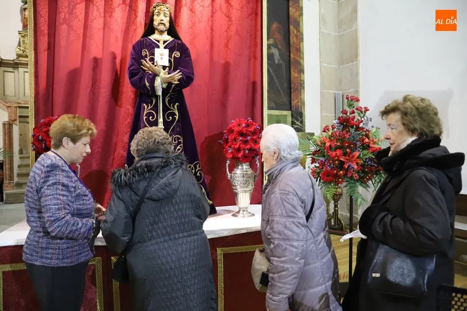 Un instante del besapiés celebrado el pasado año - Archivo