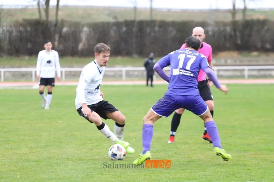 Amis encara a un rival / Lydia González