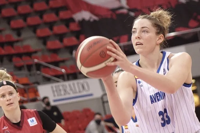 Katie Lou Samuelson lanza a canasta / CB Avenida