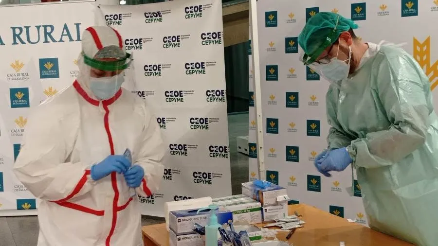 Sanitaros en el cribado masivo para trabajadores y empresarios que se desarrolla este lunes y el martes en el Palacio de Congresos