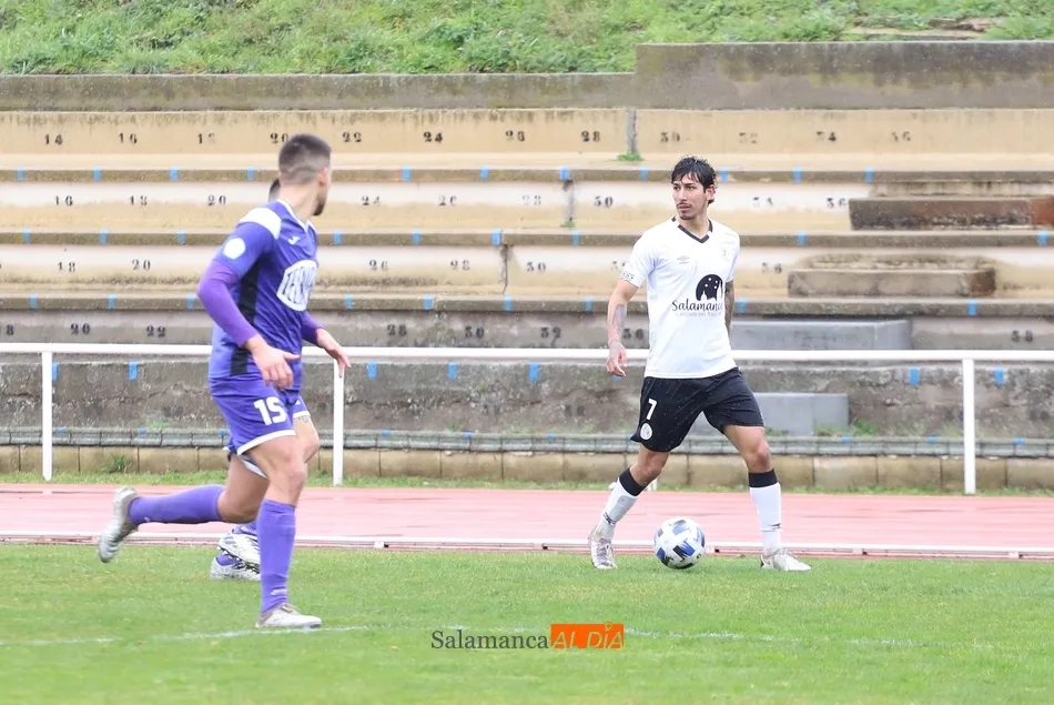 Clay Silvas mira a su alrededor ante la presión de un rival / Lydia González