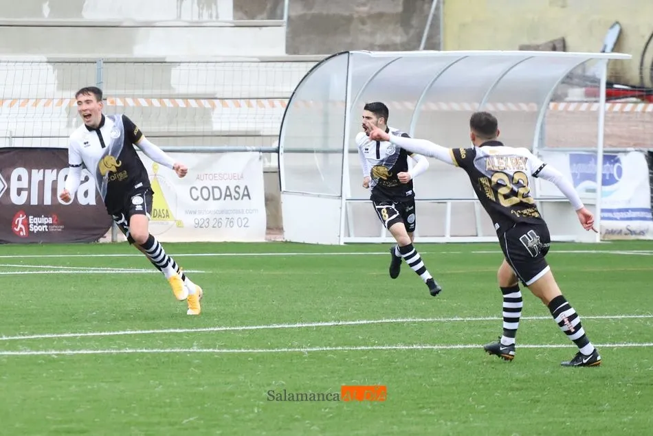 Rojo, Montes y Rey celebran el gol de lateral / Lydia González