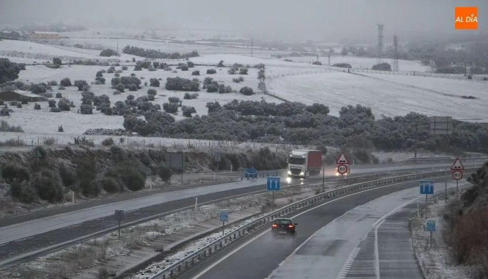 Estado de la A-66 a su paso por Guijuelo, tras la nevada de este domingo