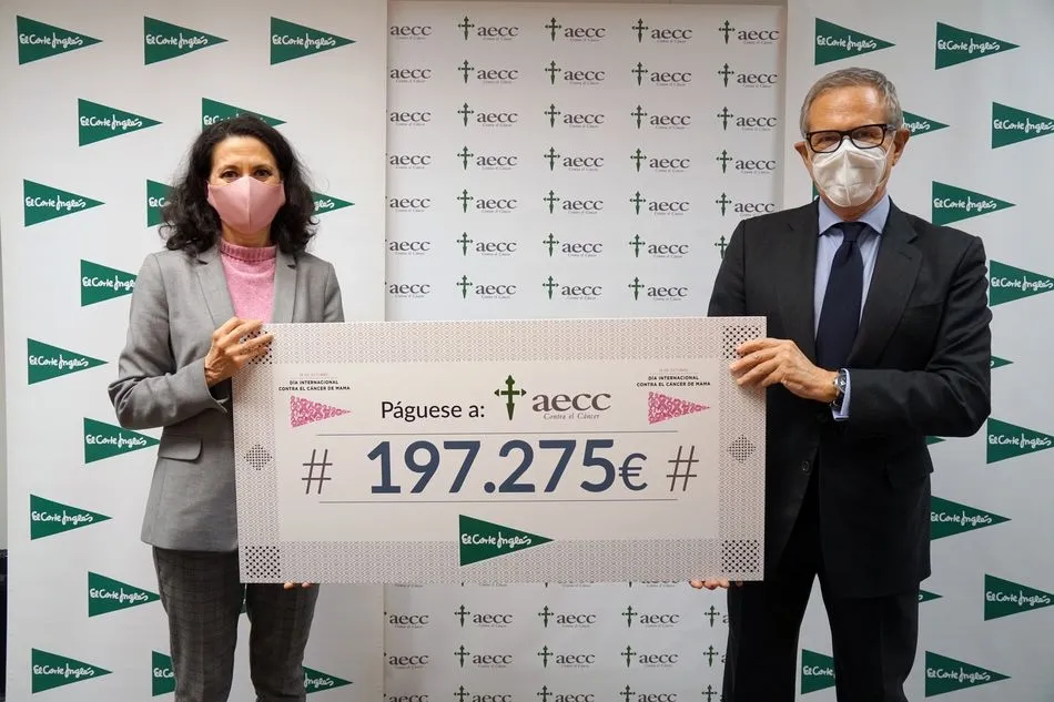 Ramón Reyes, presidente de la Asociación Española Contra el Cáncer (AECC), y la directora de Comunicación de El Corte Inglés, Ester Uriol