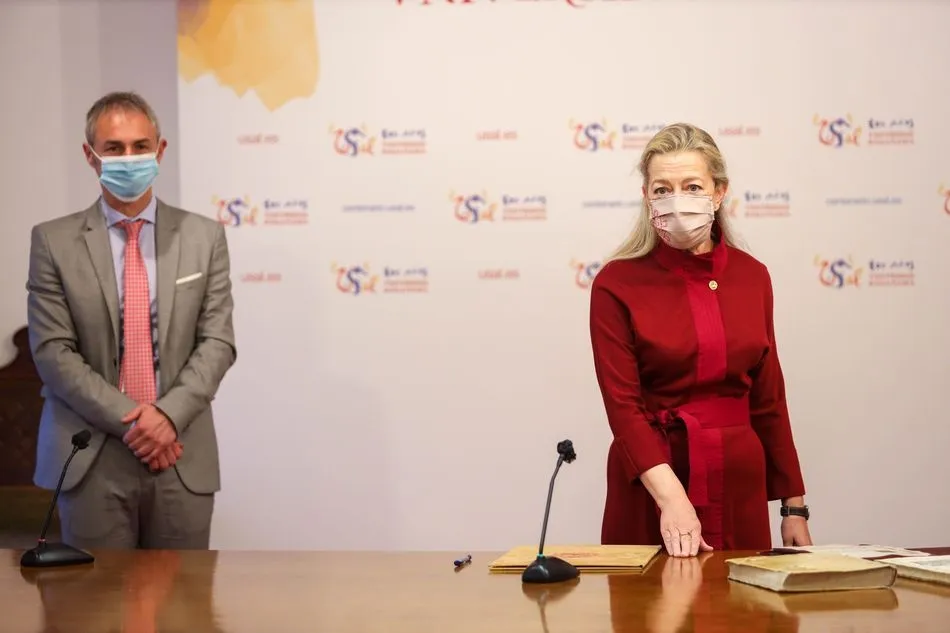 Elena Llamas toma posesión del cargo de Defensor del Universitario de la USAL. Foto: Universidad de Salamanca