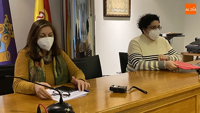 La alcaldesa de Peñaranda, Carmen Ávila, y la concejal de economía, Patro Macías, presentaban el Presupuesto 2021 del Ayuntamiento