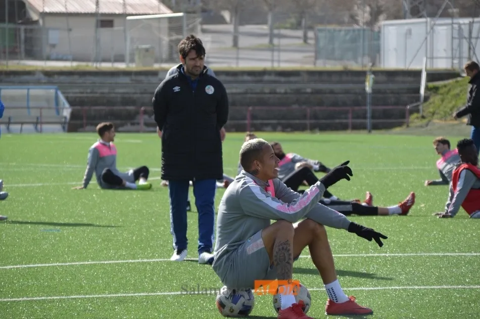 Escobar, al fondo, observa al Puma y Arroyo tirar penaltis