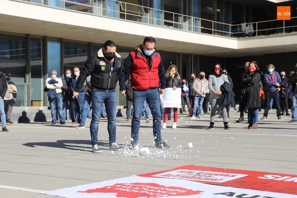 Álvaro Juanes, presidente de la Asociación de Hostelería de Salmanca, a la derecha, en el acto de protesta ante la delegación de la Junta. Foto de Lydia González