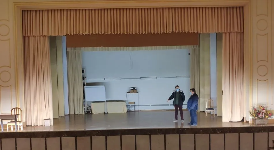 Visita al teatro del edil de Cultura, Francisco Miguel García y el padre Paco de los misioneros Padres Paúles