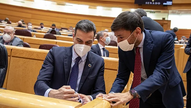 El Presidente del Gobierno, Pedro Sánchez, recibía la pulsera solidaria de Pyfano de manos del senador Fran Díaz en el Senado