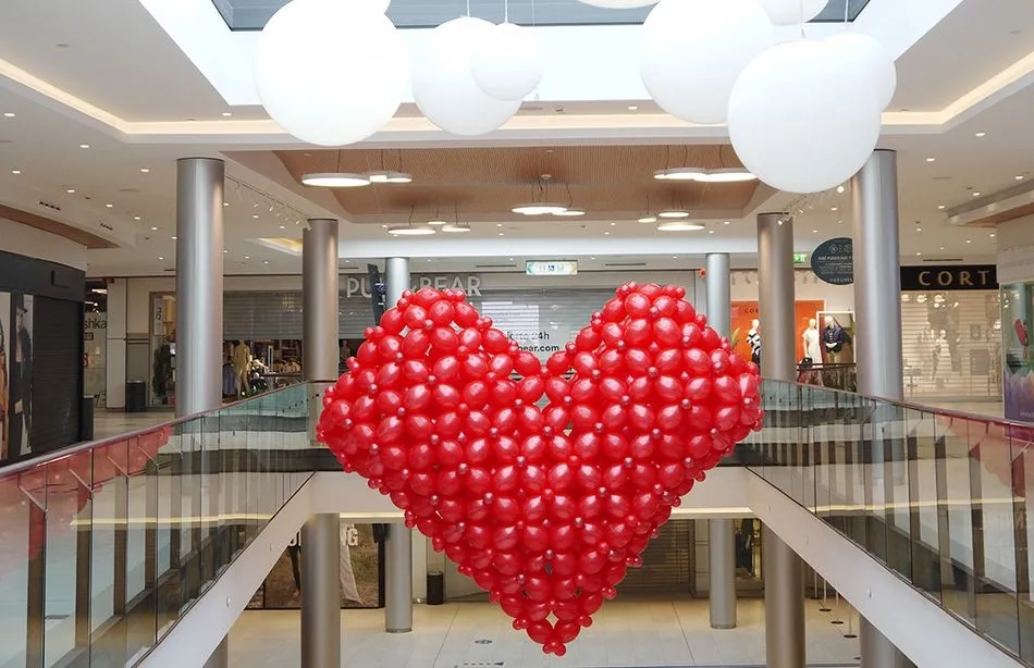 Estos 556 globos se han convertido en un mensaje de ánimo a todos los empleados del Centro Comercial