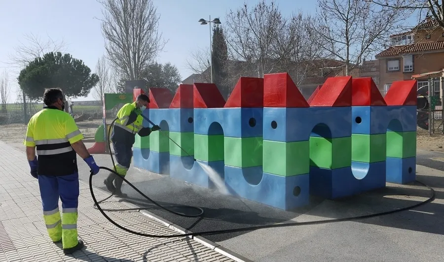 Limpieza de uno de los parques de Carbajosa de la Sagrada