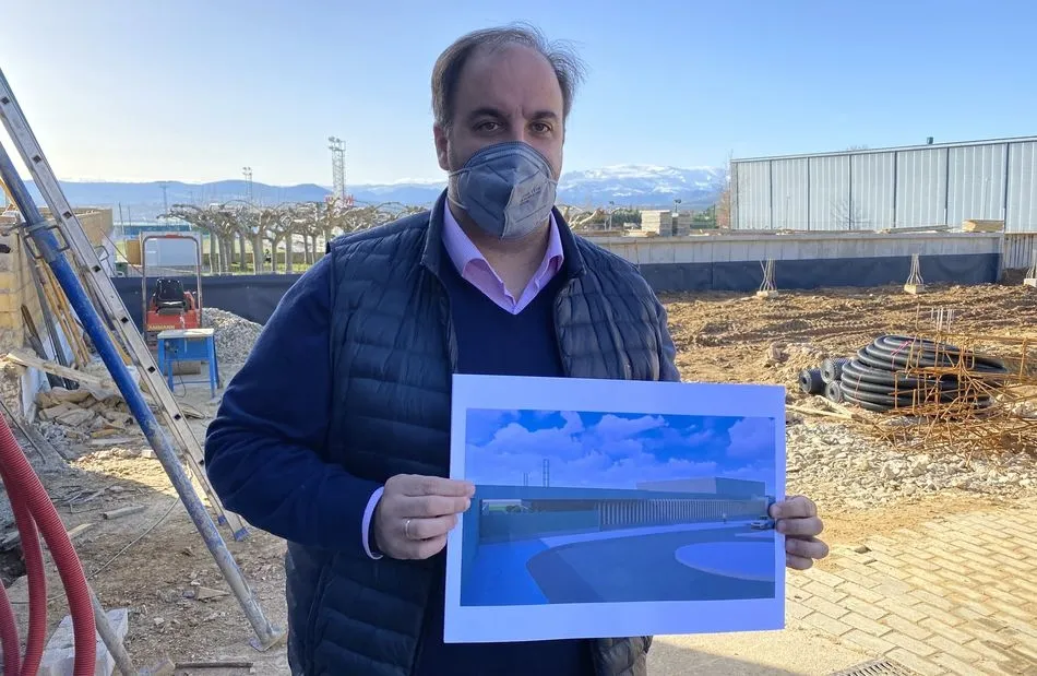 El alcalde, Roberto Martín, muestra las actuaciones a realizar en la piscina municipal