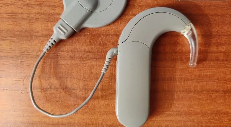 El implante coclear no elimina las barreras que siguen sufriendo las personas sordas 