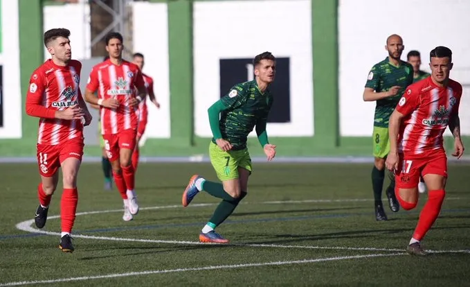 Abraham Pozo, rodeado de rivales