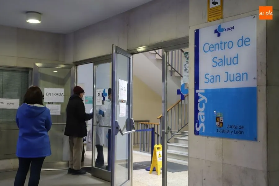 Pacientes a la centra del centro de salud San Juan. Foto de archivo