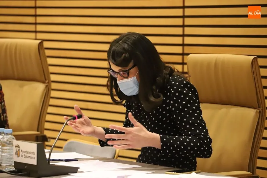 Virginia Carrera, concejal de IU, en un pleno del Ayuntamiento de Salamanca. Foto de archivo